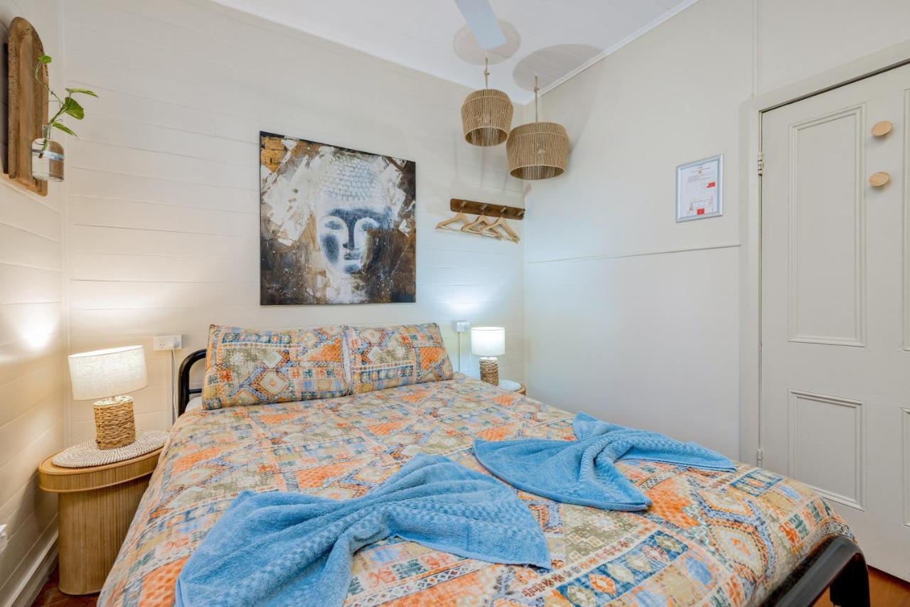 Travellers Oasis Hostel Cairns Kültér fotó A bedroom at the hotel