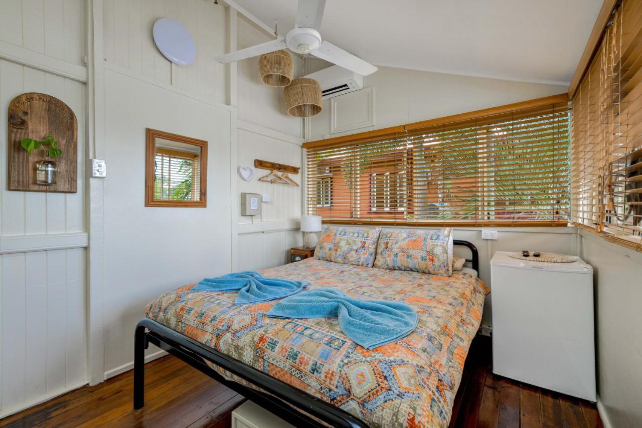 Travellers Oasis Hostel Cairns Kültér fotó The bedroom of a typical beach hut