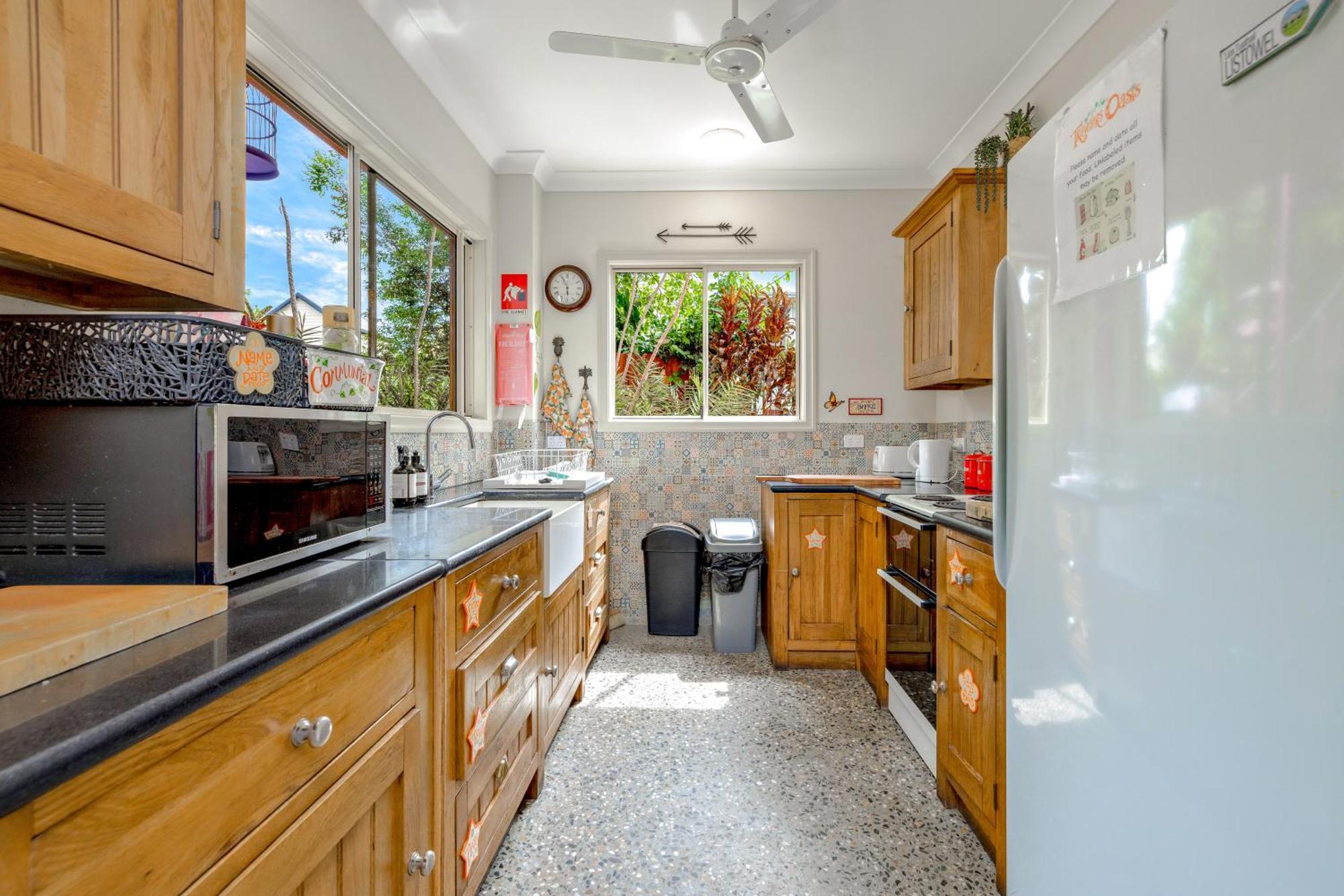 Travellers Oasis Hostel Cairns Kültér fotó A typical galley kitchen