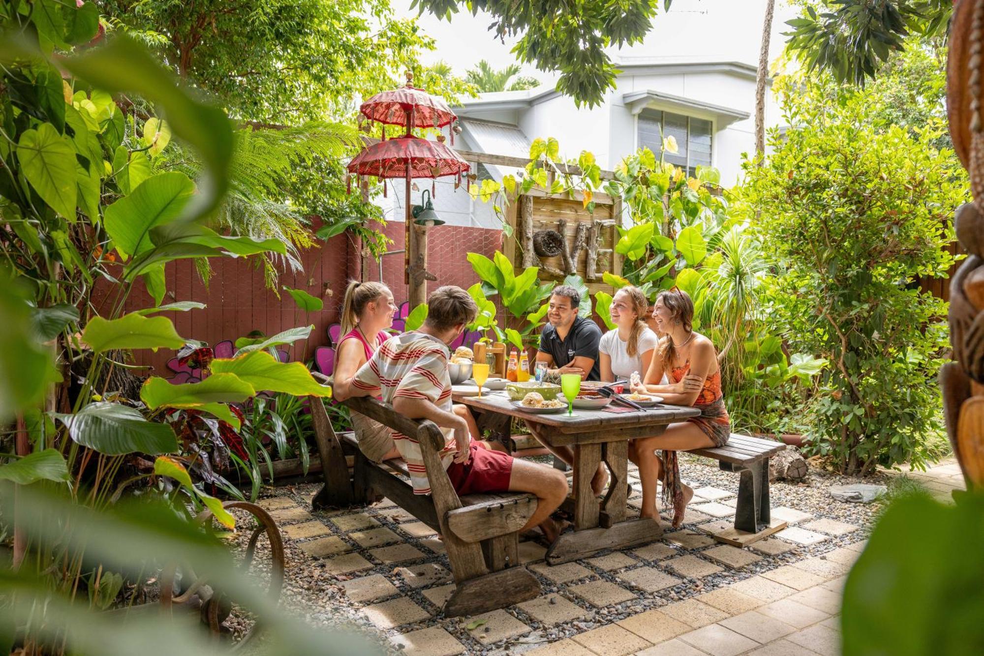 Travellers Oasis Hostel Cairns Kültér fotó