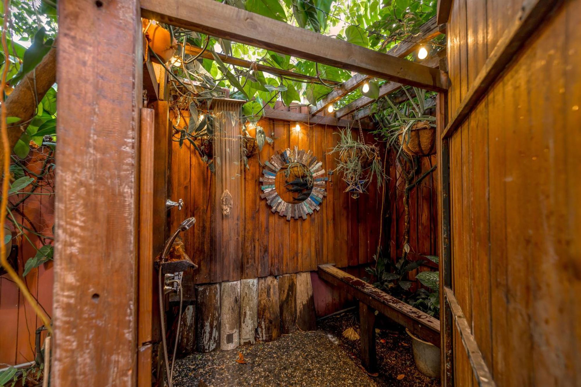 Travellers Oasis Hostel Cairns Kültér fotó The outdoor shower at the Garden of Eden