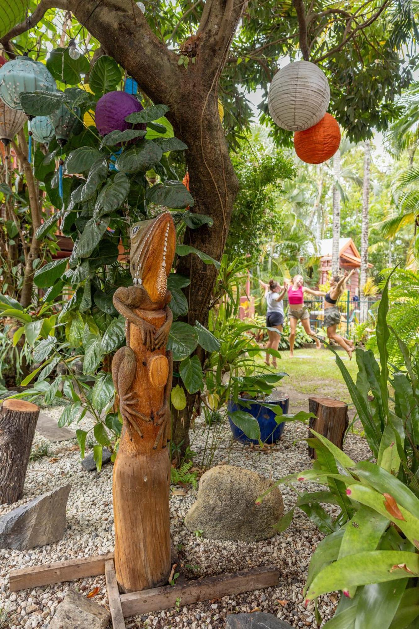 Travellers Oasis Hostel Cairns Kültér fotó A sculpture in the garden