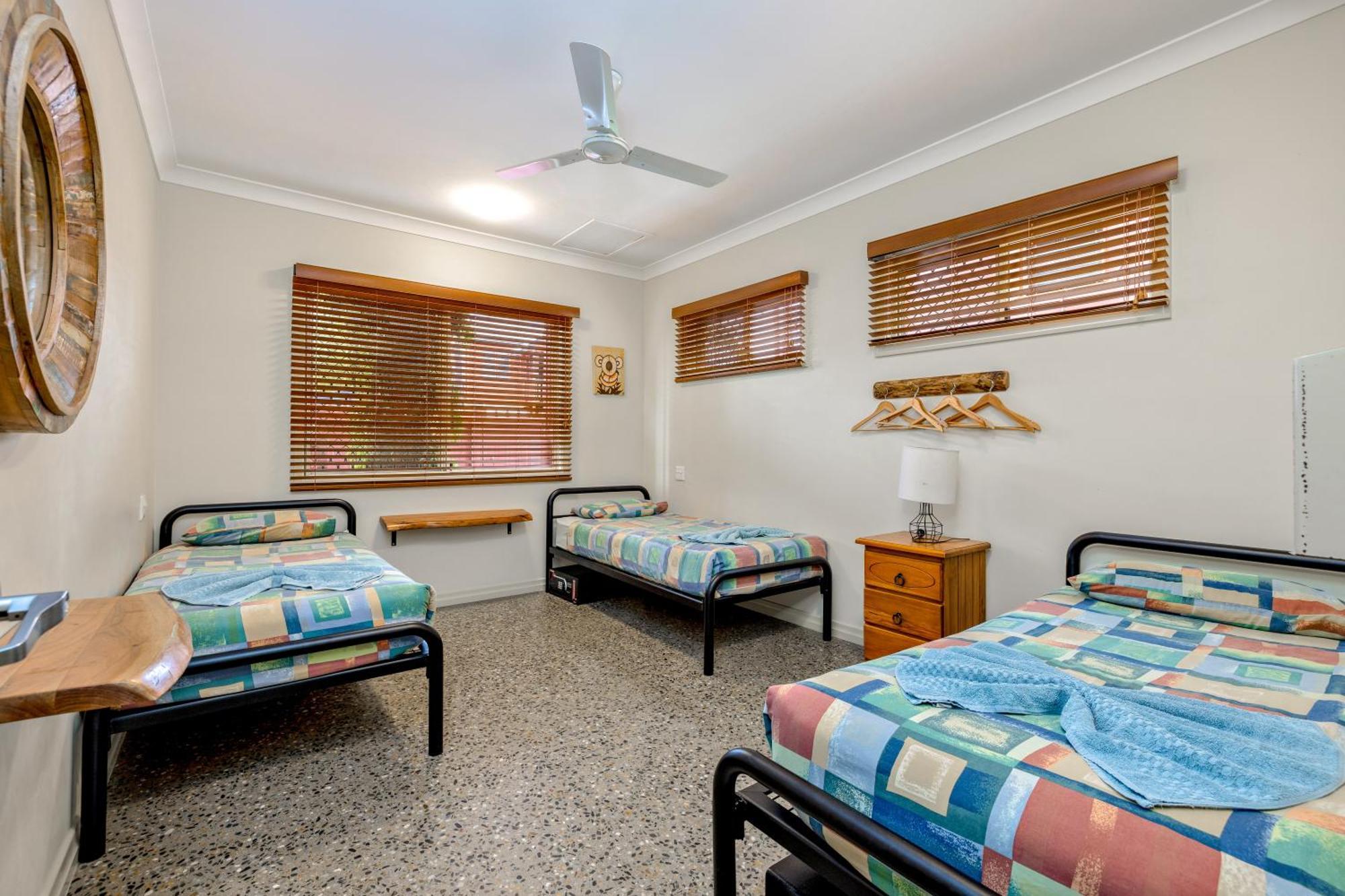 Travellers Oasis Hostel Cairns Kültér fotó A bedroom at the hostel