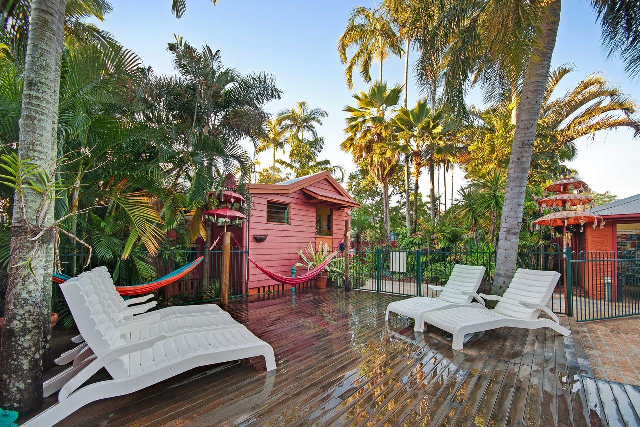 Travellers Oasis Hostel Cairns Kültér fotó The Pink House