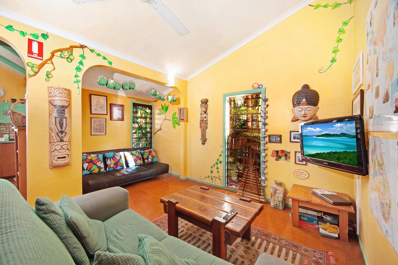 Travellers Oasis Hostel Cairns Kültér fotó A living room