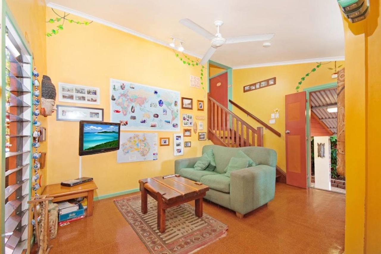 Travellers Oasis Hostel Cairns Kültér fotó The interior of the hostel