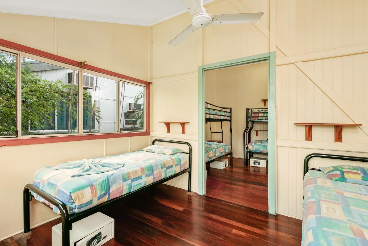 Travellers Oasis Hostel Cairns Kültér fotó A typical room at the hostel