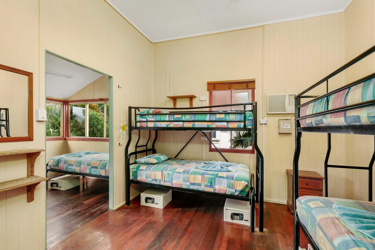 Travellers Oasis Hostel Cairns Kültér fotó A typical room at a backpackers' hostel in Australia