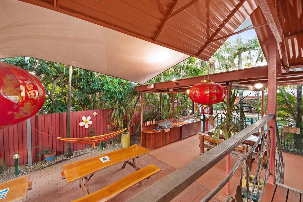 Travellers Oasis Hostel Cairns Kültér fotó The outdoor kitchen at the resort